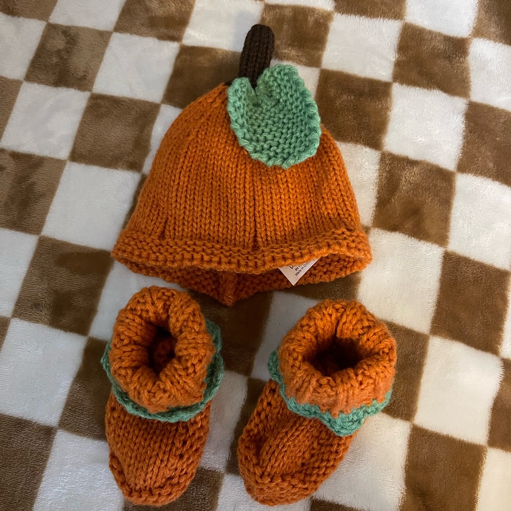 Crochet Bootie & Hat set Boutique